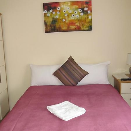 Montrose Guest House Ромфорд Экстерьер фото