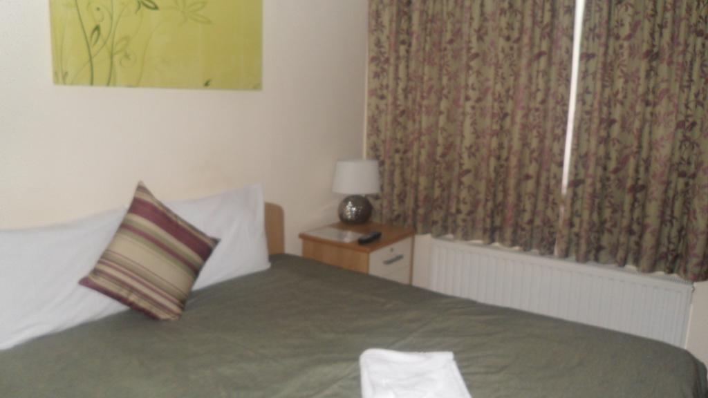 Montrose Guest House Ромфорд Экстерьер фото