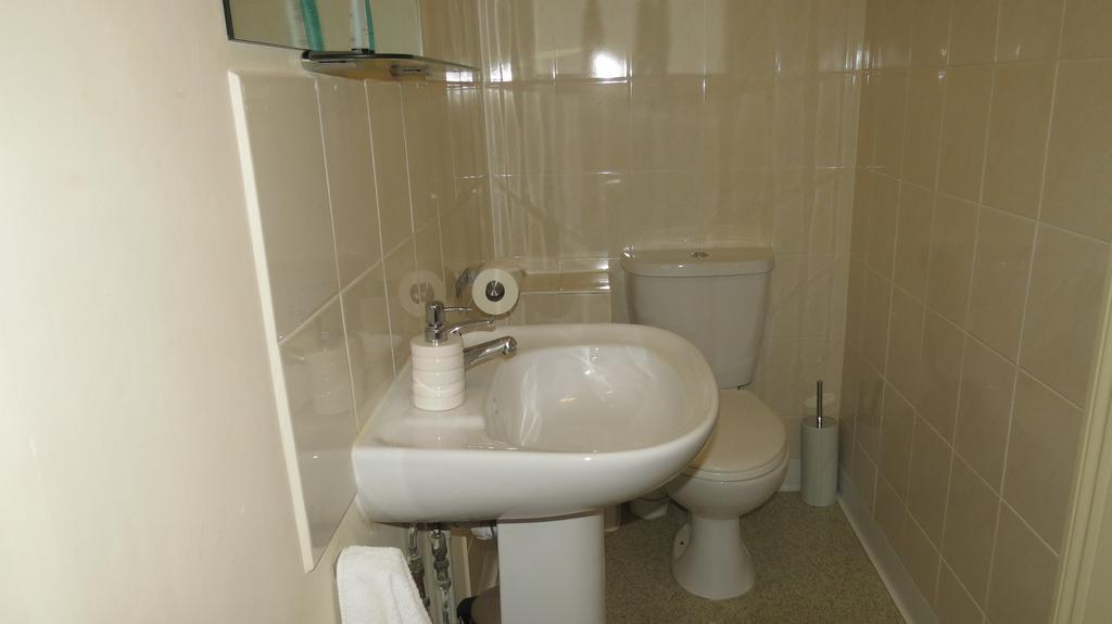 Montrose Guest House Ромфорд Экстерьер фото