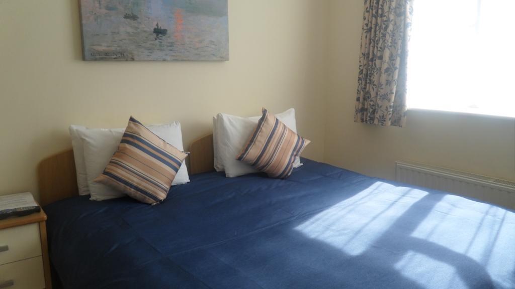 Montrose Guest House Ромфорд Экстерьер фото
