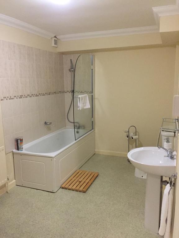 Montrose Guest House Ромфорд Экстерьер фото
